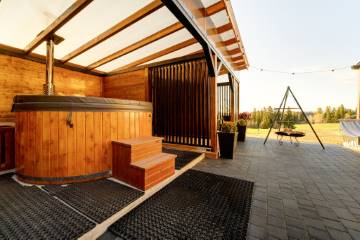 Bania zewnętrzna z hydromasażem i sauna  | Willa Lux Wolf