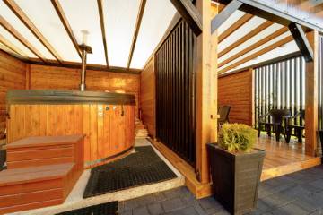 Bania zewnętrzna z hydromasażem i sauna  | Willa Lux Wolf