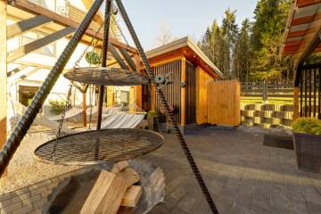 Bania zewnętrzna z hydromasażem i sauna  | Willa Lux Wolf