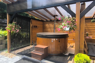 Bania zewnętrzna z hydromasażem i sauna  | Willa Lux Wolf