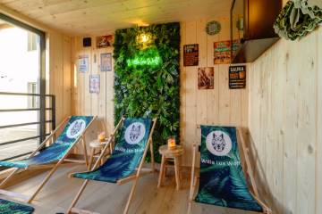 Bania zewnętrzna z hydromasażem i sauna  | Willa Lux Wolf