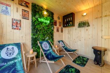 Bania zewnętrzna z hydromasażem i sauna  | Willa Lux Wolf