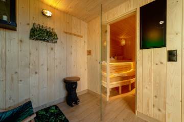Bania zewnętrzna z hydromasażem i sauna  | Willa Lux Wolf